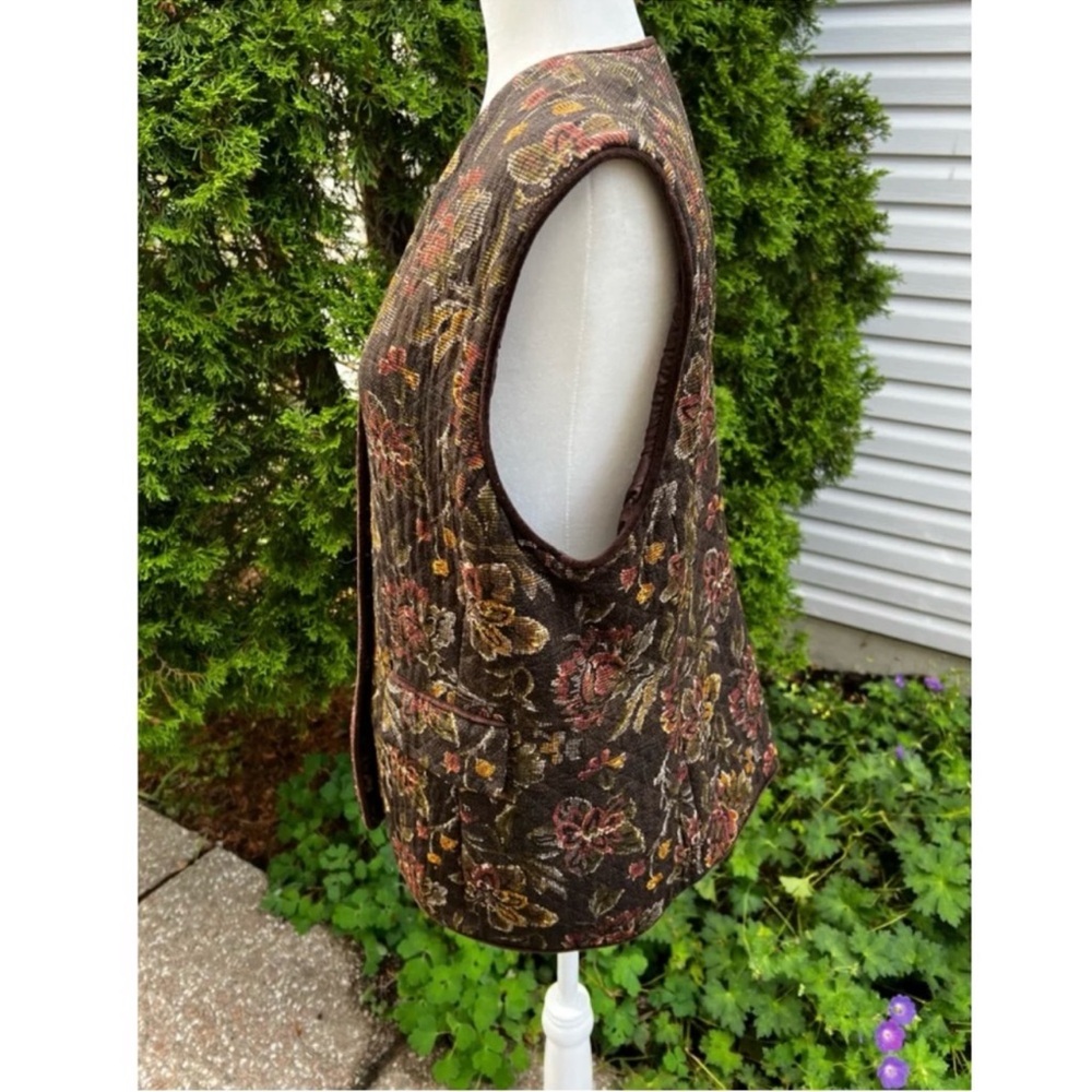 🇨🇦 Vintage quilted vest:Floral on Brown w/green, yellow, orange /Velvet Trim - Picture 10 of 16